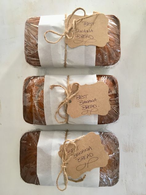 Loaf Pan Packaging Ideas, How To Package Loaf Bread, Banana Bread Slice Packaging, How To Package Bread As A Gift, Banana Bread Gift Ideas Packaging, Gifting Bread Packaging, Banana Bread Packaging Ideas, Loaf Bread Packaging, Bread Gift Packaging