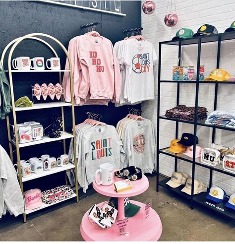 Shirt Booth Display Ideas, Tshirt Booth Displays, Store Ideas Design, T Shirt Display Ideas Booth, Boutique Design Store Layout, Groovy Salon, Tshirt Vendor Booth Display Ideas, Boutique Ideas Display, Small Botique Interiors Ideas