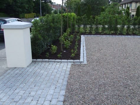 Gravel Driveway Landscaping, Front Garden Driveway, Front Driveway Ideas, Landscaping Entrance, Driveway Apron, Front Garden Ideas Driveway, Garden Ideas Driveway, Front Driveway, Entrance Landscaping