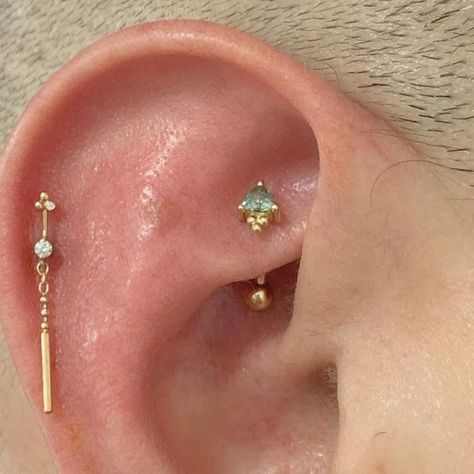 Stacked Helix Piercings, Took Piercing, Upper Helix Piercing, Ear Piercing Styling, Hidden Helix Piercing, Piercing Styling, Upper Ear Earrings, Piercing Lobe, Upper Ear Piercing