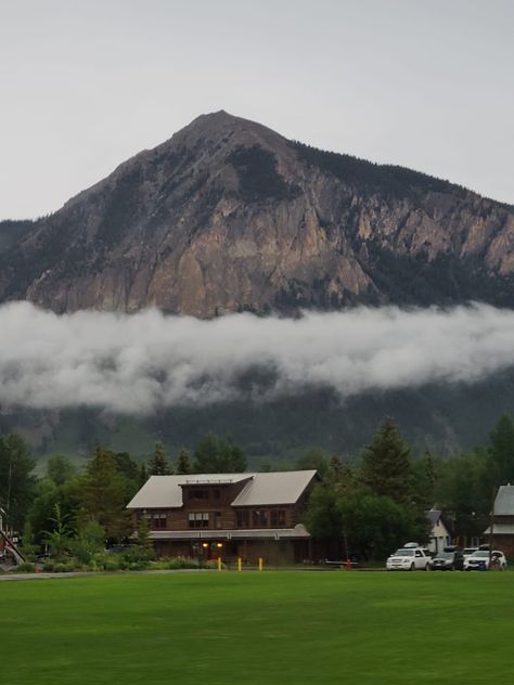 House surrounded by clouds on a mountain Colorado Springs Houses, Denver Colorado Houses, Colorado Home Aesthetic, Colorado House Aesthetic, Mountain Cabin Aesthetic, Cabins In Colorado, House Decor Aesthetic, Manifestation Mood Board, Old House Exterior