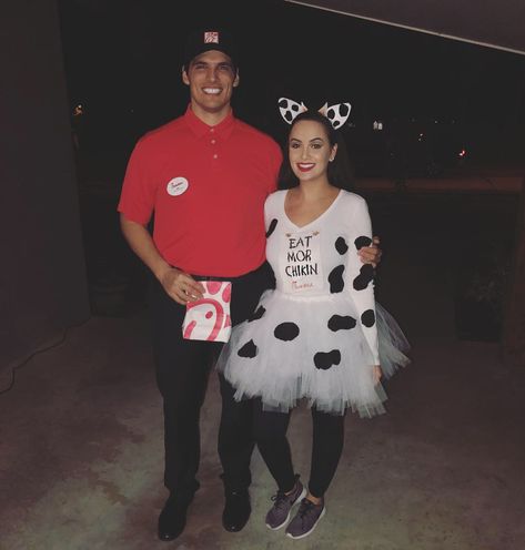 Chick Fil A Cow Costume, Chik Fil A Costume, Chickfila Halloween Costumes, Chick Fil A Costume Ideas, Chick Fil A Halloween Costume, Chickfila Costume, Cow Couple Costume, Chick Fil A Trunk Or Treat Ideas, Chick Fil A Costume