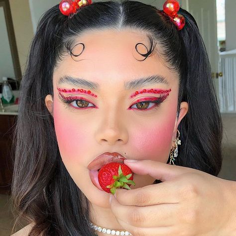 𝔖𝔱𝔢𝔫𝔦𝔢 on Instagram: “Strawberry lips🍓 Inspo: @mianjelica her looks are my favorite & I couldn’t wait to recreate this look as soon as I saw it <3 Products:…” Gem Makeup, Rhinestone Makeup, Rave Makeup, Red Makeup, Valentines Makeup, Braut Make-up, Dope Makeup, Makeup Eye Looks, Creative Eye Makeup