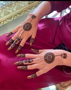 Modern Minimal Mehendi, Minimalist Mehendi Bride, Minimal Back Hand Mehndi, Aesthetic Mehendi Minimal, Mini Mehandi Designs, Simple Minimal Mehndi Designs, Mehendi Designs For Short Hands, Minilistic Mehndi Design, Royal Mehendi Design