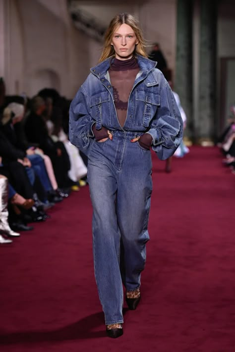 Denim Fashion Runway, Adidas Samba Outfit, Catwalk Models, Fall Winter Trends, Flattering Jeans, Style Inspiration Casual, Fall Jeans, Fall Denim, Show Collection