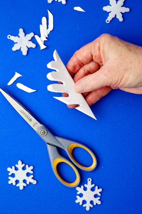 This Amazing Free & Easy Paper Snowflake Pattern Template shows you how to create beautiful cut out snowflakes. Free printable & instructions #WelcometoNanas #KidsCraft #SnowflakePattern #PaperSnowflake Paper Snowflake Patterns Templates, Snowflake Patterns Printable, Cut Out Snowflakes, Paper Snowflake Template, Snowflake Bentley, Paper Snowflake Patterns, Diy Snowflake, Photo Frame Crafts, Snowflake Cutouts