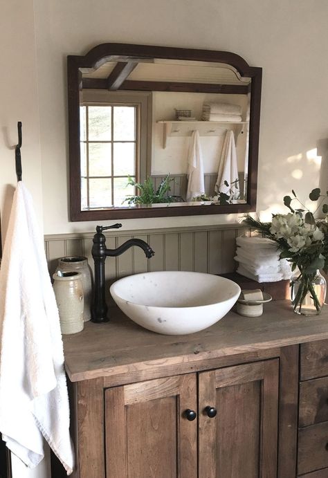 Bedroom Elements, Baños Shabby Chic, Small Farmhouse Bathroom, Primitive Bathroom, Farmhouse Bathroom Ideas, Rustic Farmhouse Bathroom, Farmhouse Bathroom Design, Primitive Bathrooms, Bilik Air