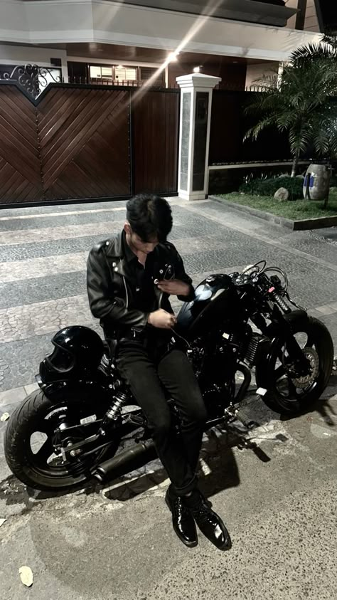 Cowok cowo motor nightride pap badboy wattpad rp boys indonesia black and white ganteng sma sekolah profile style cool Aesthetic Couple Breakup, Boy Bike, Biker Photoshoot, Bike Aesthetic, Biker Aesthetic, Mens Photoshoot Poses, Bike Photoshoot, Best Poses For Photography, Pretty Bike