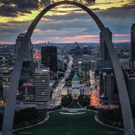 St. Louis, St Louis Aesthetic, Wallpaper Calming, Iceberg Model, Young N Turnt, Saint Louis Arch, St Louis Skyline, Moving To A New City, Washington University In St Louis