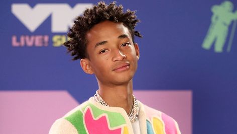 Despite not having appeared on the big screen for a long time now, Jaden Smith has worked with some of the biggest names in the industry. Keanu Reeves, the legendary star of The Matrix, was one of them. Back in 2008, the two were spotted sharing a movie screen. For the then-10-year-old Jaden and the Hollywood titan, it was a wonderful experience.  Junior Smith aced a difficult audition for a role in his father Will Smith’s 2006 film The Pursuit of Happyness and made his Hollywood debut. This par Most Hated Celebrities, Paola Locatelli, Will And Jada, Mega Millions Jackpot, Popular Rappers, Oxygen Mask, Mega Millions, Cutest Couples, Jaden Smith