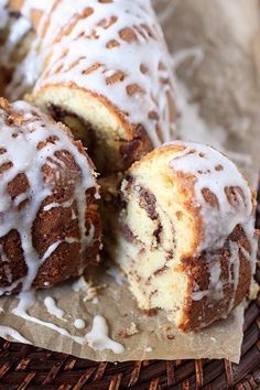 Cinnamon Roll Bundt Cake {mind-over-batter.com} Cinnamon Roll Bundt Cake, Easy Bundt Cakes, Cinnamon Roll Pound Cake, Bundt Pan Recipes, Easy Bundt Cake, Bundt Cake Recipes, Bundt Cake Pan, Savory Cakes, Icebox Cake