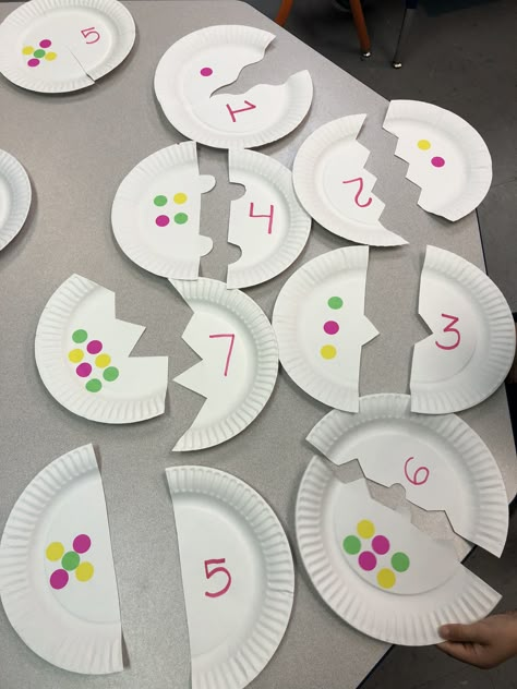 Great math game ~ they had to match one side of the plate to the other~ simple and easy and they thought it was fun! Maths Activity Preschool, Simple Maths Activities Eyfs, Math Project For Preschoolers, Math Project Kindergarten, Math Game For Preschoolers, Preschool Math And Science Activities, Number Recognition Activity Preschool, Ece Math Activities, Diy Math Games For Kindergarten