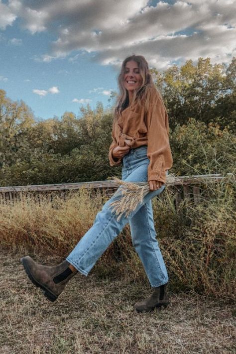 How To Style Blundstones With Jeans, Blind Stone Outfit, Jeans And Blundstones Outfit, Boots Outfit Fall 2024, Women’s Outfits With Blundstones, Fall Outfits With Blundstone Boots, Blundstone Western Outfit, Blundstone Fashion Woman, Blundstone Outfit 2023