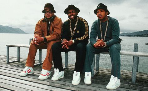 Formed in the 1980s, Run-D.M.C. is one of the most influential hip hop groups, being the first of the genre to earn a platinum release on their album. The rap group consists of Run, DMC, and Jam Master Jay who got the shaft when it came to naming the group. Run Dmc Costume, 90s Black Fashion, Old School Hip Hop Outfits, 80s Hip Hop Fashion, 90s Tracksuit, Hip Hop Look, Look Hip Hop, 90's Hip Hop, 80s Hip Hop