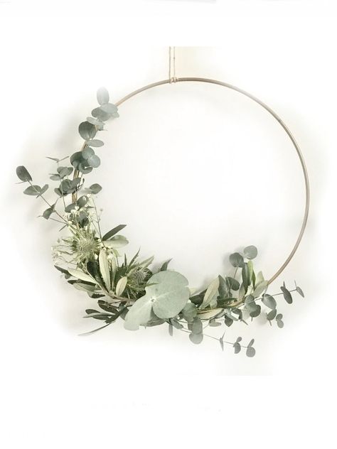 Eucalyptus Hoop Wreath, Homemade Eucalyptus Wreath, Spiritual Wreaths Front Doors, Metal Ring Decor, Modern Spring Wreath, Dekoring Diy, Simple Wreath Ideas, Easter Decoration Ideas, Tree Decoration Ideas