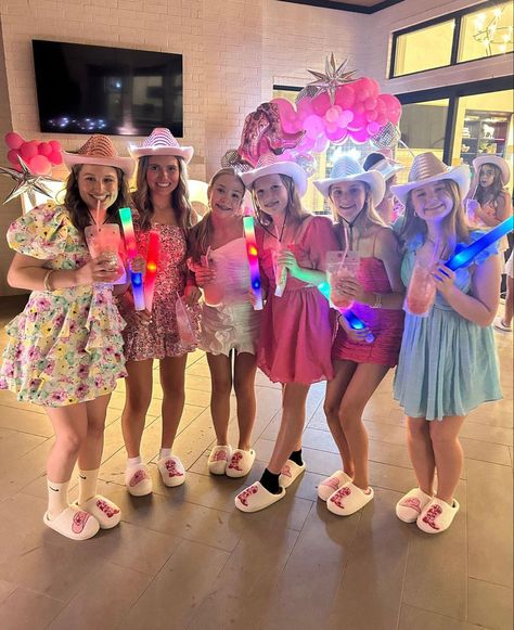 Preppy Birthday Ideas, Preppy Birthday Party, Fun Sleepover Activities, 13th Birthday Ideas, Birthday Sleepover Ideas, Preppy Birthday, Sweet Sixteen Birthday Party Ideas, Girly Birthday Party, Birthday Sleepover