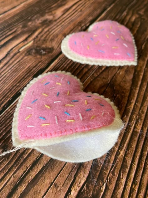 Felt Toys Patterns Free, Valentine Felt Crafts Diy, Fabric Food, Diy Felt Plushies, Felt Food Diy Patterns Free, Felt Creations, Valentines Felt Crafts, Valentine Felt Crafts, Felt Valentine Crafts