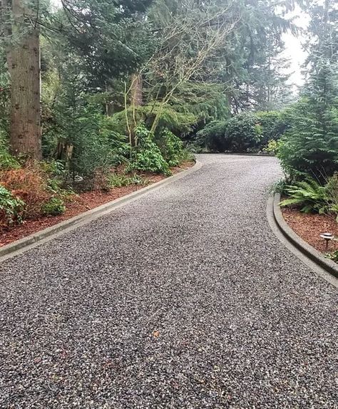 Curbed Gravel Driveway Crushed Stone Driveway, Gravel Driveway Ideas, Gravel Driveway Edging, Gravel Driveway Landscaping, Block Paving Driveway, Beautiful Driveways, Garden Ideas Driveway, Driveway Edging, Driveway Entrance Landscaping