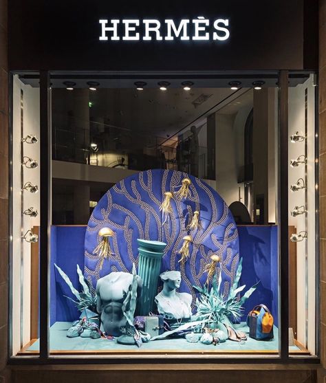 Hermes Window, Summer Window Display, Visual Merchandiser, Decoration Vitrine, Summer Window, Window Display Design, Theme Nature, Shop Front Signage, Shop House Ideas