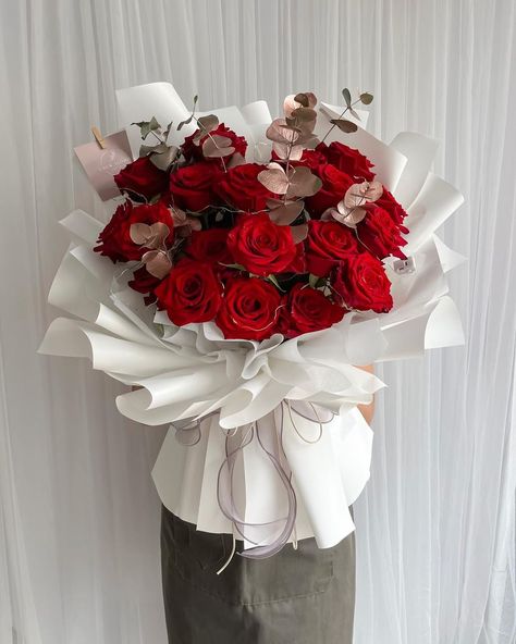 Chew Florist Penang Florist on Instagram: “Ecuadorian rose is ❤️” Ecuadorian Roses Bouquet, Red Bouquet Flowers, Valentine Flower Bouquet, Red Rose Flower Bouquet, Christmas Flower Bouquet, Wrapping Bouquets, Christmas Bouquets, Aesthetic Bouquet, Study Together