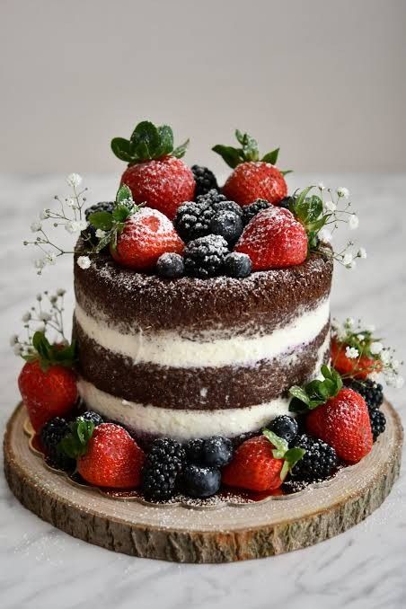 Strawberry On Top Of Cake, Naked Cakes Chocolate, Naked Strawberry Birthday Cake, Strawberry Chocolate Birthday Cake, Wedding Cakes With Berries, Chocolate Cake With Fruit On Top, Naked Chocolate Cake Decoration, Cake Decoration With Fruit, Cake Fruit Topping