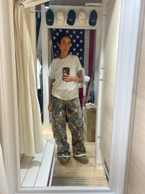 Camo Parachute Pants Outfit, Camp Sweatpants Outfit, Army Jeans Outfit, Camo Joggers Outfit Women, Camo Sweatpants Outfit, Camo Joggers Outfit, Camo Pants Fit, Camp Pants Outfit, Camo Pants Outfit