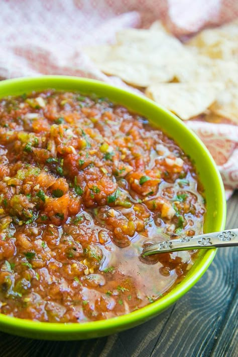 Smoky Grilled Salsa Copycat Chili's Salsa Recipe, Chevys Salsa Recipe Copycat, Chilis Copycat Salsa, Chevys Salsa Recipe, Chili’s Salsa Copycat Easy, Roasted Tomato Salsa Recipe, Chevy’s Copycat Salsa, Homemade Salsa Verde, Tomato Salsa Recipe