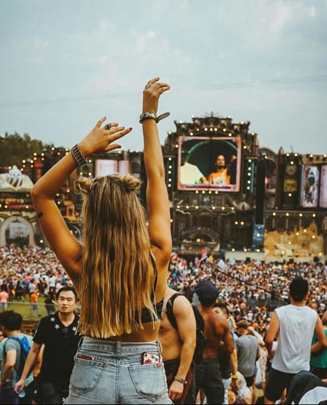 Music Festivals Aesthetic, Festival Accessories Ideas, Coachella Photo Ideas, Festival Poses Ideas, Edm Festival Aesthetic, Festival Vibes Aesthetic, Tomorrowland Aesthetic, Festival Pictures Ideas, Festival Photo Ideas