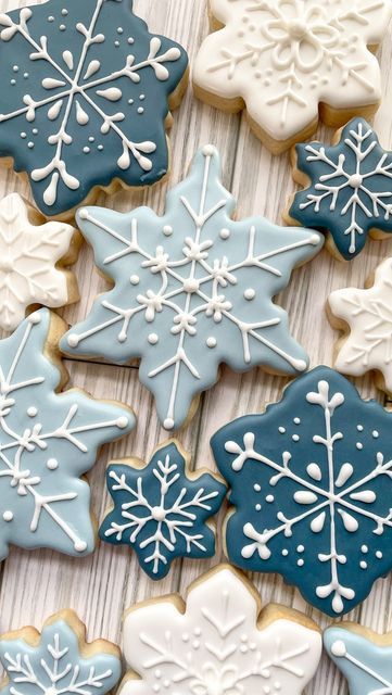 Basic Batch Cookies | Kelsey Ford on Instagram: "Haven’t even put up my Christmas decor yet, but here’s a cute lil wintery set of snowflakes ❄️❄️❄️ Technically we did already have our first snow of the year on Halloween so I’m calling these cookies seasonally appropriate. #royalicing #royalicingcookies #royalicingart #sugarcookies #sugarcookiesfinstagram #sugarcookieart #sugarcookieartist #decoratedcookies #decoratedsugarcookies #edibleart #edibleartwork #instacookies #cookies #cookiedecorating #cookiedecorator #cookiedesign #cookiedesigner #homebaker #homebakery #sugarcookietutorial #cookiedecoratingvideo #cookiedecoratingvideos #cookiedecoratingtutorial" Winter White Cookies, Flood Icing Cookies Christmas, Christmas Cookie Inspo Easy, Christmas Cookies Snow Globe, Christmas Cookies White Icing, White Christmas Tree Sugar Cookies, Decorated Sweater Cookies, Mug Christmas Cookies Decorated, Decorated Christmas Cookies Easy