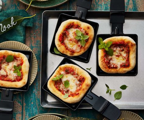 Raclette Pizza, Pizza Raclette, Mini Pizza, Easy Meals, Pizza, Cheese, Quick Saves, Pizzas