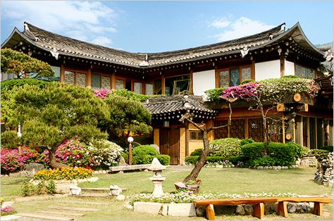 Hanok House Aesthetic, Modern Hanok House Exterior, Modern Hanok House, Hanok House Korean Traditional, Korean Hanok House, Korea Traditional House, Asian Style House, Korean Interior Design, Hanok House