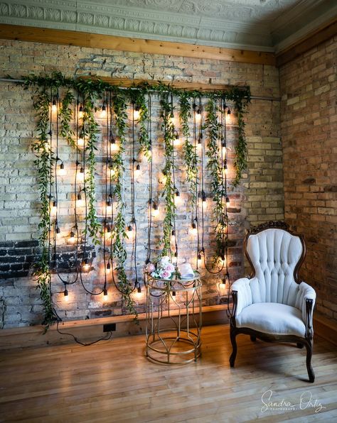 Brick Room Wedding Reception, Wedding Backdrop Brick Wall, Unique Event Space Ideas, Venue Space Ideas, Brick Wall Head Table Backdrop, Wedding Reception Brick Walls, Wedding Venue Wall Decor, Industrial Loft Wedding Decor, Wedding Reception Area Design