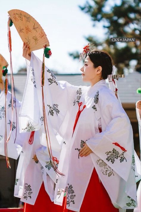 Miko Shrine Maiden, Japanese Shrine Maiden, Japanese Traditional Clothing, Japanese Shrine, Shrine Maiden, Japanese Festival, Ancient Japan, Shinto Shrine, Twitter Header Aesthetic