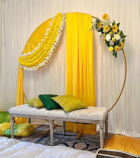 Haldi Wall Decoration Ideas At Home, Saree Backdrop Ideas, Haldi Decoration Ideas At Home Simple, Mayoun Decor, Simple Wedding Stage, Mehndi Decoration Ideas At Home, Haldi Decoration Ideas At Home, Modern Stone Wall, Haldi Function Decoration