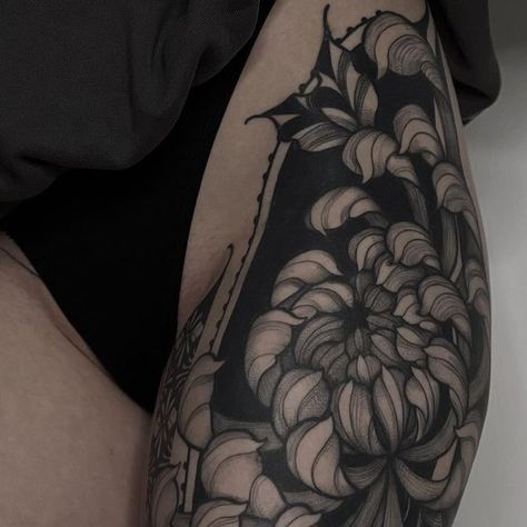 ∙ ❖ 𝔐𝔦𝔩𝔞𝔏𝔬𝔟𝔞 ❖ ∙ on Instagram: "Continued Sinas leg today ♥ one more session for the inner thigh and we’re donee . . . #ornamentaltattoo #minimalistictattoo #traditionaltattooing #mandalatattoo #geometrictattoo #blackwork #blackworkers #blacktattoo #blacktattoos #legtattoo #fulllegtattoo" Blackwork Hip Tattoo, Inner Thigh Tattoo, Inner Thigh Tattoos, Flower Hip Tattoos, Tattoos 2024, Hip Thigh Tattoos, Full Leg Tattoos, Body Modification, Hip Tattoo