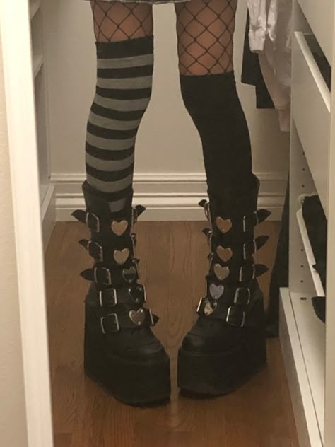 demonia lovesick trinity boots/swing 230 alt aesthetic Demonia Boots Outfit, Demonia Outfit, Trinity Boots, Botas Grunge, Emo Boots, Goth Platform Boots, Alt Shoes, Demonia Boots, Alt Aesthetic