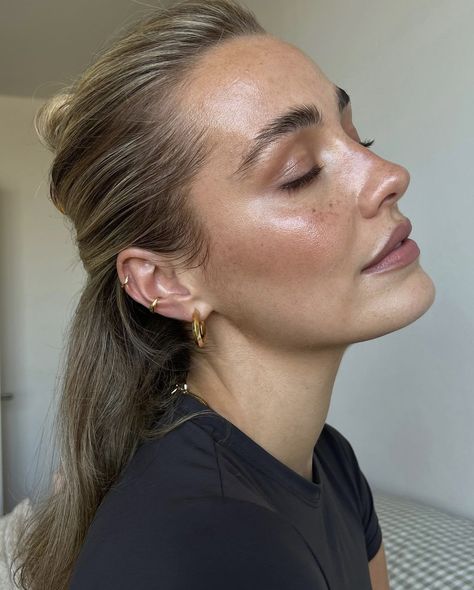 Bronzer Makeup Look, Makeup For Olive Skin Tone, Clean Makeup Aesthetic, Clean Natural Makeup, Natural Makeup Glowy, Ušný Piercing, Minimalist Makeup, Summer Makeup Looks, Dewy Makeup