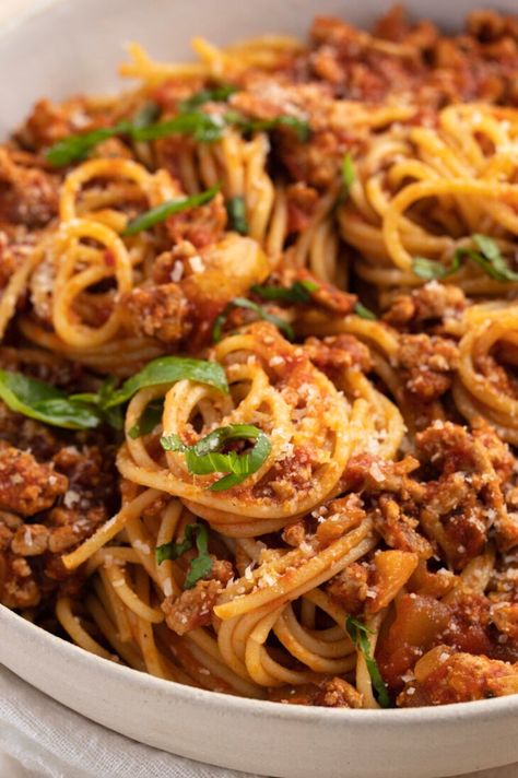 Quick & easy turkey spaghetti is a deliciously lighter take on the traditional version. We substitute ground turkey in the typical meat sauce and pair it with tender al dente noodles and a tangy red sauce for a meal everyone will love. Ground Turkey Recipes Gluten Free, Spaghetti With Turkey Meat, Easy Italian Dinner, Chili Spaghetti, Turkey Spaghetti, Italian Dinner Recipes, Gluten Free Noodles, Meatless Main Dishes, Easy Turkey