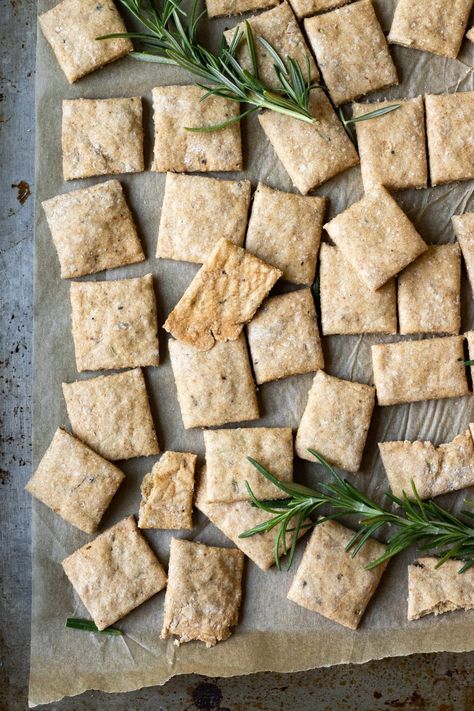 Making healthy crackers at home is a total breeze! Flavor these whole grain crackers with your favorite herbs and spices. Instructions included for oil-free or with olive oil. Whole Wheat Crackers Recipe, Wheat Crackers Recipe, Seed Oil Free, Vegan Appetizer Recipes, Homemade Crackers Recipe, Resep Vegan, Oil Free Recipes, Whole Wheat Crackers, Vegan Appetizers Recipes