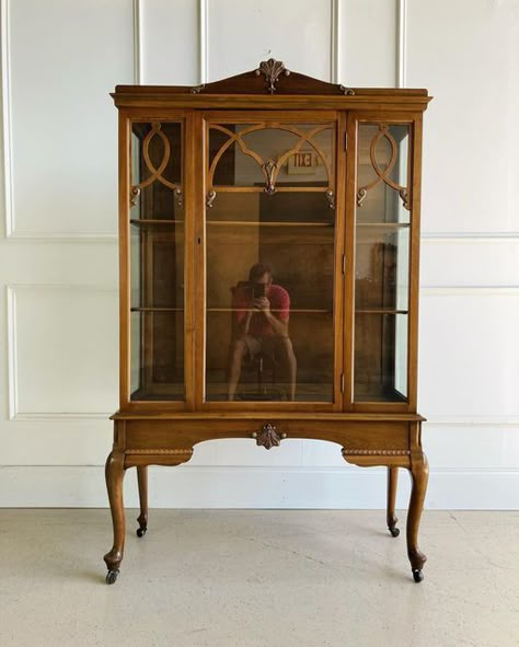 Boho Glass Cabinet, Vintage Glass Cabinet Display, Display Cabinet Antique, Glass Cabinet Decor, Antique Glass Cabinet, Vintage Glass Cabinet, Vintage Room Aesthetic, Antique Display Cabinet, Vintage Display Cabinet