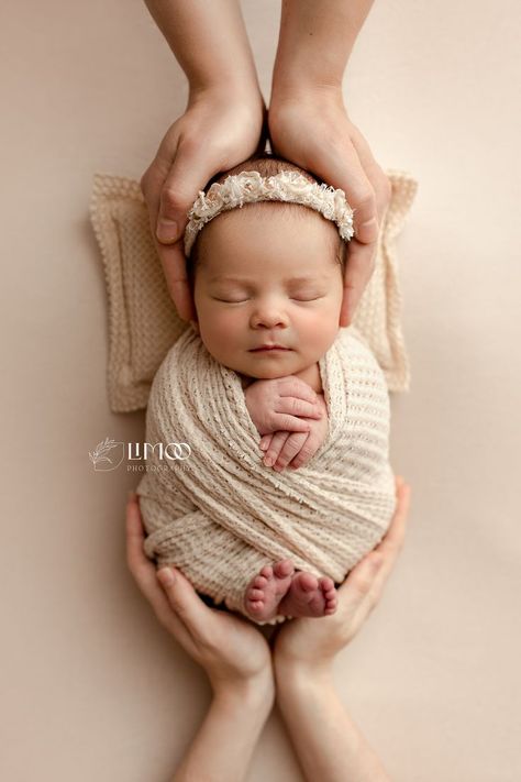 Baby Photoshoot Born Baby Photos, Newborn Photo Pose, Baby Photography Poses, Diy Newborn Photography, Foto Newborn, Baby Pictures Newborn, Newborn Family Photos, Newborn Photography Poses, Newborn Studio