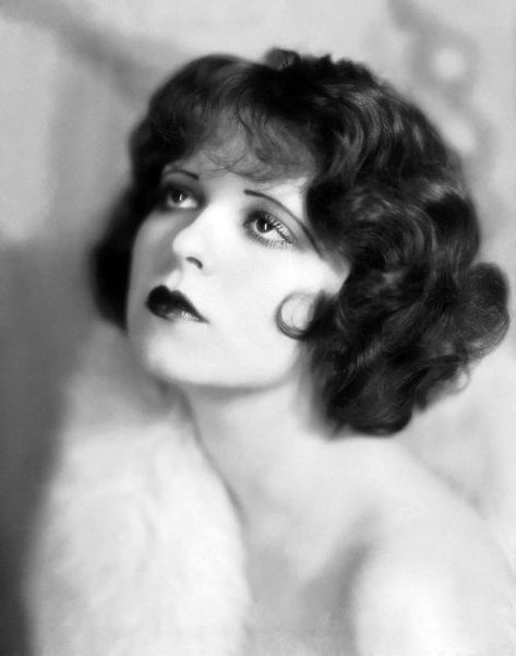 1920 Makeup, 1920's Hairstyles, Maquillage Goth, Look Gatsby, 1920s Makeup, Red Curls, 1920s Hair, Paul Poiret, Clara Bow