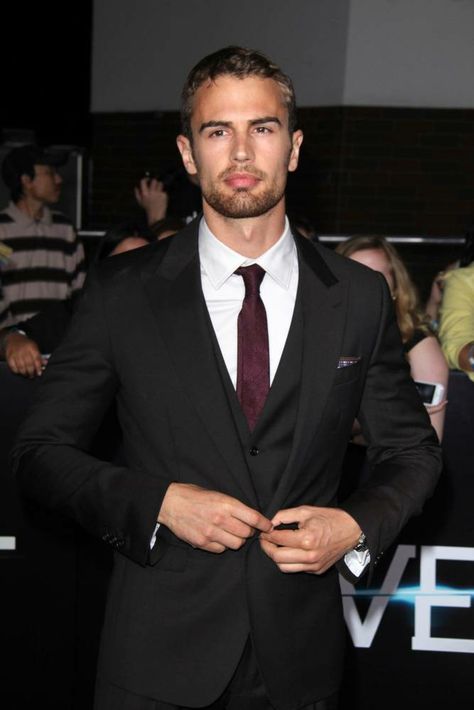 Theo James In A Suit, Celebrity Abs Male, Theo James Wallpaper Iphone, Theo James Boyfriend Material, Theo James Shirtless Pictures, Theo James Suit, Theo James Photoshoot, Theo James The Gentlemen, Theo James Aesthetic