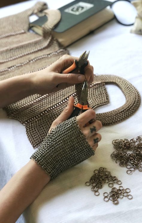 Chainmail Crochet, Chainmail Corset, Chainmail Fashion, Diy Chainmail, Chainmail Purse, Chainmail Glove, Silver Clothes, Chainmail Clothing, Chainmail Ring