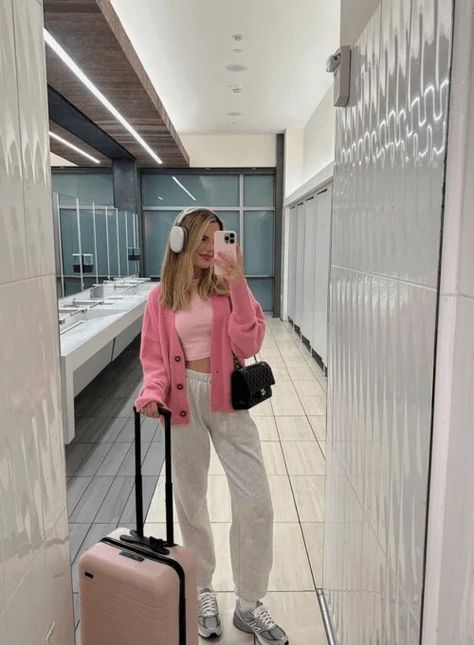 25 BEST CUTE & COMFY AIRPORT OUTFIT IDEAS 2024 - TRAVEL OUTFITS 21 Airport Outfit Classy, Classy Airport Outfit, Airport Outfit Comfy, Airport Outfit Winter, Chic Airport Outfit, Cute Airport Outfit, Airport Outfit Ideas, Chic Travel Outfit, Comfy Airport Outfit