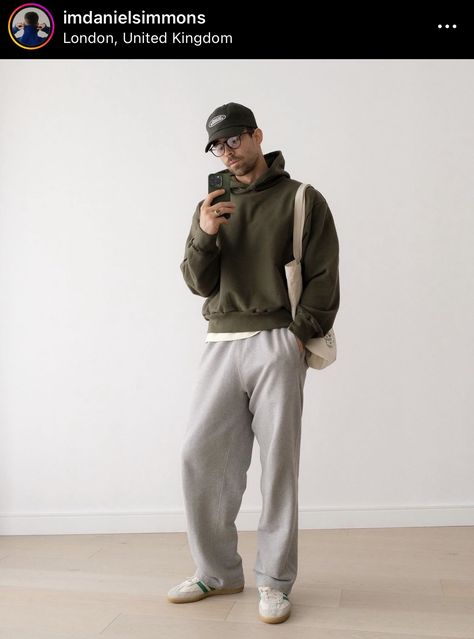 Oversize Sweatpants Outfit, Aesthetic Outfits Sweatpants, Outfit With Grey Sweatpants, Daniel Simmons Outfit, Men Sweatpants Outfit, Grey Sweatpants Outfit Men, Grey Sweatpants Outfit, Gray Sweatpants Outfit, Daniel Simmons