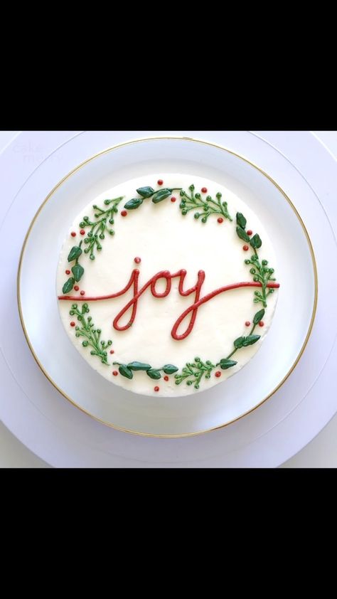 eatcakebemerry on Instagram: This is one of my fave Christmas cakes from last year! Simple and sweet. 😊 I wasn’t able to make as many holidays cakes as I wanted to… Cake Wreath Decoration, Cake Decorating Christmas Easy, Funfetti Christmas Cake, Square Christmas Cake Designs Simple, Royal Iced Christmas Cake, Christmas Cake Royal Icing, Christmas Cake Inspiration, Christmas Themed Cakes Simple, Round Christmas Cake Ideas