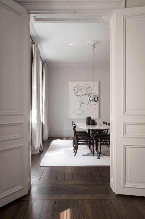 Stockholm Apartment, Hardwood Floors Dark, Dark Floors, Interior Design Per La Casa, White Interiors, Dark Wood Floors, 아파트 인테리어, Century Home, Design Del Prodotto