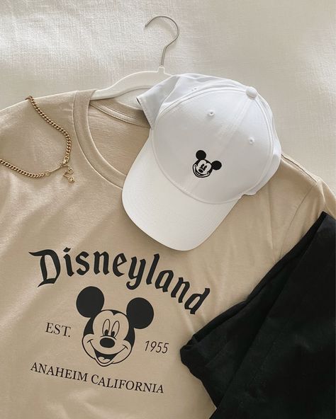 Vintage Mickey Mouse Shirt, Disneyland Outfits Summer Mom, Minimalist Disney Shirt, Disney Clothes Aesthetic, Disneyland Tshirt Ideas, Mickey Mouse Shirt Ideas, Aesthetic Disney Shirts, Disney Mom Aesthetic, Black Disney Outfits