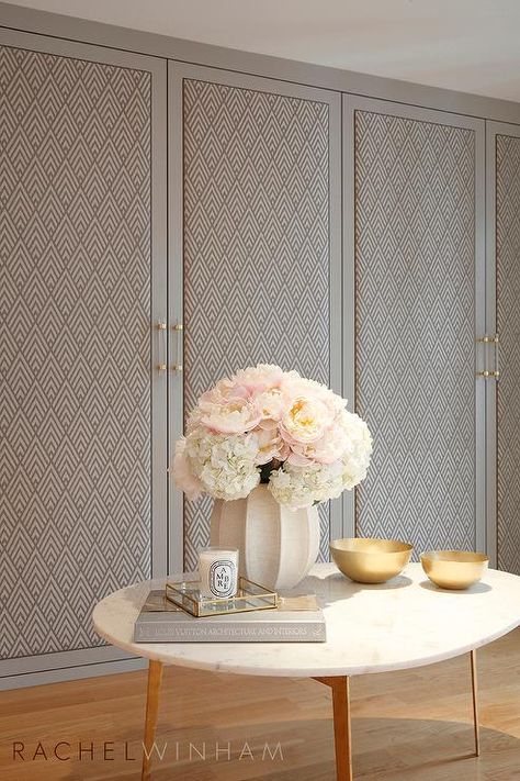 Elegant gray fabric closet doors embellished with brass and lucite vertical pull handles boast a geometric, triangular pattern that adds dimension and class. Dold Dörr, Bedroom Closet Doors, Doors Wooden, Wall Closet, Sliding Closet Doors, Bedroom Closet Design, Trendy Bedroom, Wardrobe Doors, Wood Doors Interior